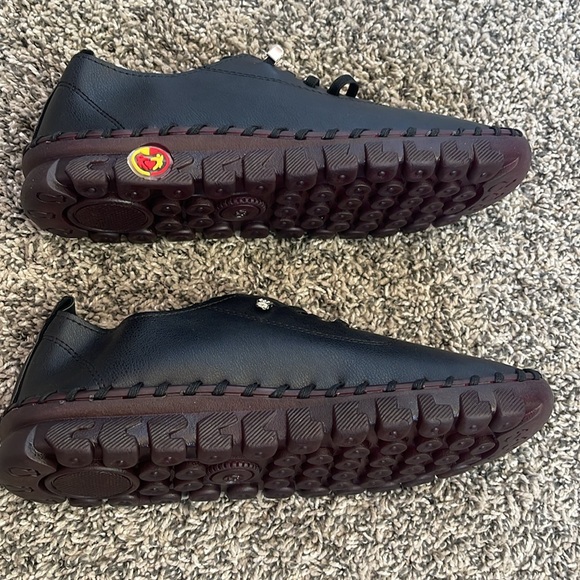 NWT shoes soft sole black stretchy laces bling tip size 42 (mens 9 or womens 10) - Picture 3 of 17